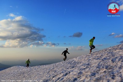 coureurs de l'Échappée Belle sur une crête enneigée