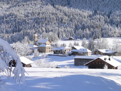 Vue du chef lieu du Bourget en Huile sous la neige