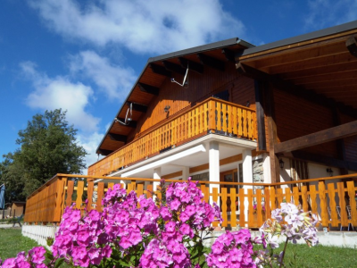 Vue ensoleillée de la ferme auberge du Petit Bois au Bourget en Huile