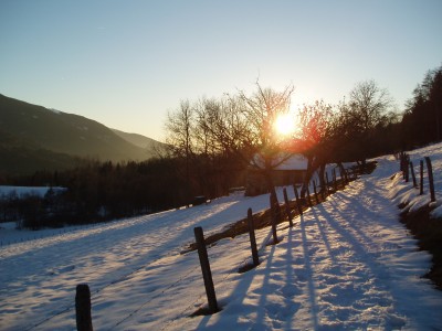 Sentier enneigé au-dessus du Bourget en Huile au coucher du soleil