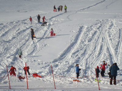 Piste de luge au Bourget en Huile avec des enfants